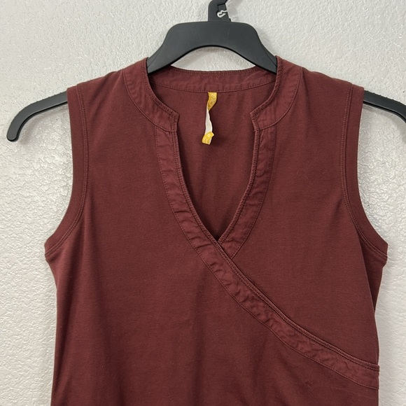 Lole Sleeveless Split Neck Top Terracotta Rust - Picture 2 of 7